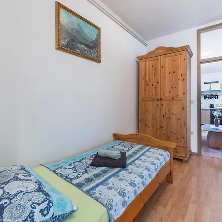 Appartement 3 Bedroom Beautiful In Pula
