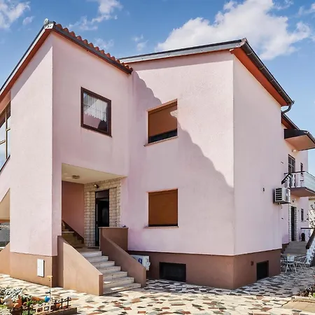 Appartement 3 Bedroom Beautiful In Pula